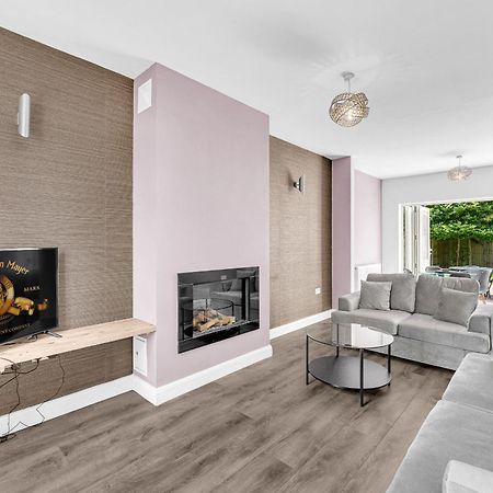 Brook Meadow House, 4 Bed House, Manchester Astley  Exterior photo